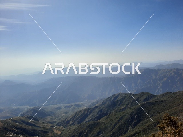 أماكن ومناطق سياحية طبيعية مشهورة في المملكة العربية السعودية، ىالأعشاب والأشجار والنباتات الخضراء في جبال السودة في منطقة عسير، صورة جوية للبيئة الجبلية والهضاب والمرتفعات، مشهد السماء فوق المناظر الطبيعية في منتزه السودة