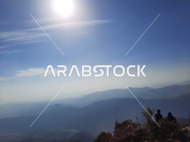 الأعشاب والأشجار والنباتات الخضراء في جبال السودة في منطقة عسير، صورة جوية للبيئة الجبلية والهضاب والمرتفعات، مشهد السماء فوق المناظر الطبيعية في منتزه السودة، أماكن ومناطق سياحية طبيعية مشهورة في المملكة العربية السعودية