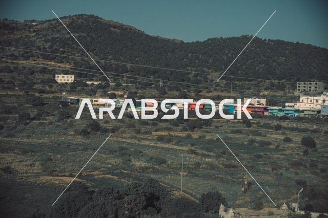 الأعشاب والأشجار والنباتات الخضراء في جبال السودة في منطقة عسير، صورة جوية للبيئة الجبلية والهضاب والمرتفعات، مشهد السماء وقت غروب الشمس فوق المناظر الطبيعية في منتزه السودة، أماكن ومناطق سياحية طبيعية مشهورة في المملكة العربية السعودية