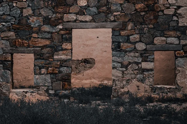 المعالم السياحيه الأثريه في السعوديه، قلعه شمسان التاريخيه العسكريه الحصينه في مدينه أبها في منطقه عسير, البناء المشيد من الأحجار وجذوع أشجار العرعر