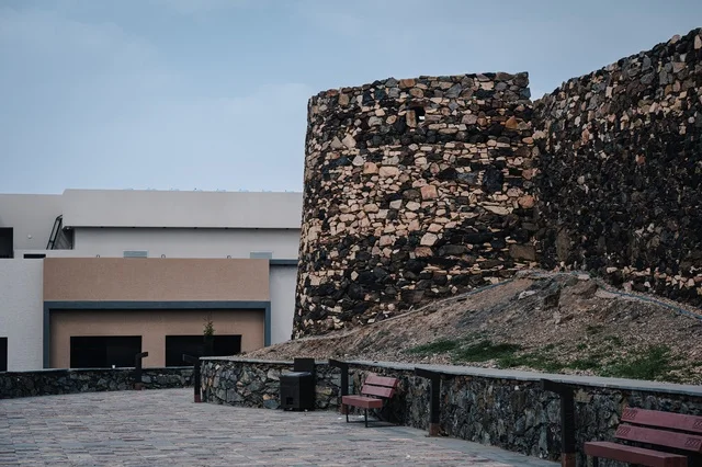 المعالم السياحيه الأثريه في السعوديه، قلعه شمسان التاريخيه العسكريه الحصينه في مدينه أبها في منطقه عسير, البناء المشيد من الأحجار وجذوع أشجار العرعر