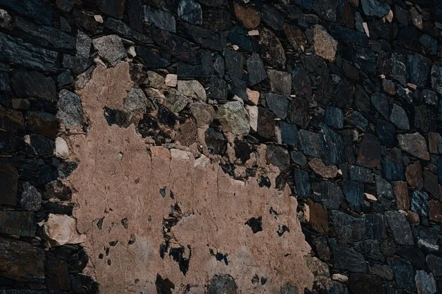 المعالم السياحيه الأثريه في السعوديه، قلعه شمسان التاريخيه العسكريه الحصينه في مدينه أبها في منطقه عسير, البناء المشيد من الأحجار وجذوع أشجار العرعر