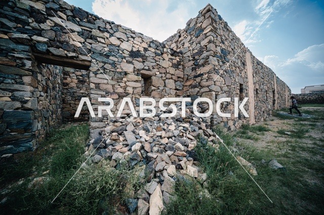 البناء المشيد من الأحجار وجذوع أشجار العرعر, المعالم السياحيه الأثريه التراثيه في السعوديه، قلعه شمسان التاريخيه العسكريه الحصينه في مدينه أبها في منطقه عسير