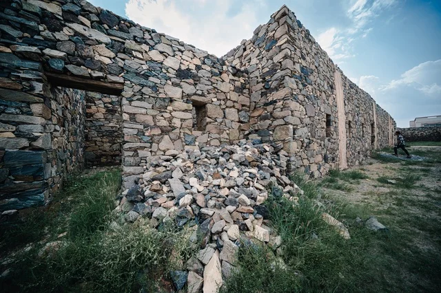 البناء المشيد من الأحجار وجذوع أشجار العرعر, المعالم السياحيه الأثريه التراثيه في السعوديه، قلعه شمسان التاريخيه العسكريه الحصينه في مدينه أبها في منطقه عسير
