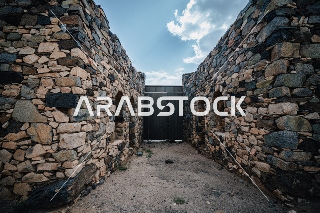 البناء المشيد من الأحجار وجذوع أشجار العرعر, المعالم السياحيه الأثريه التراثيه في السعوديه، قلعه شمسان التاريخيه العسكريه الحصينه في مدينه أبها في منطقه عسير