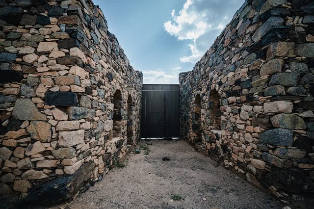 البناء المشيد من الأحجار وجذوع أشجار العرعر, المعالم السياحيه الأثريه التراثيه في السعوديه، قلعه شمسان التاريخيه العسكريه الحصينه في مدينه أبها في منطقه عسير