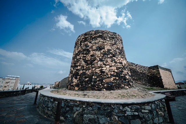 البناء المشيد من الأحجار وجذوع أشجار العرعر, المعالم السياحيه الأثريه التراثيه في السعوديه، قلعه شمسان التاريخيه العسكريه الحصينه في مدينه أبها في منطقه عسير