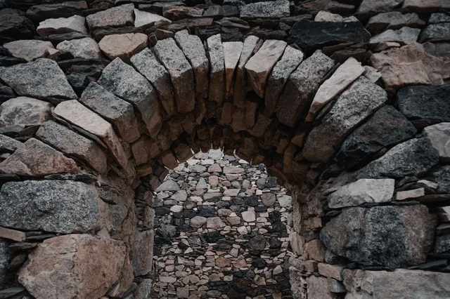 السور الحجري للقلعه الأثريه التاريخيه في منطقه عسير, جذب السياح من شتى أنحاء العالم, القلعه الحصينة العسكريه في قريه شمسان, المعالم السياحيه التراثيه في مدينه أبها