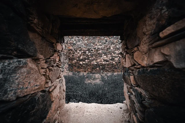 السور الحجري للقلعه الأثريه التاريخيه في منطقه عسير, جذب السياح من شتى أنحاء العالم, القلعه الحصينة العسكريه في قريه شمسان, المعالم السياحيه التراثيه في مدينه أبها