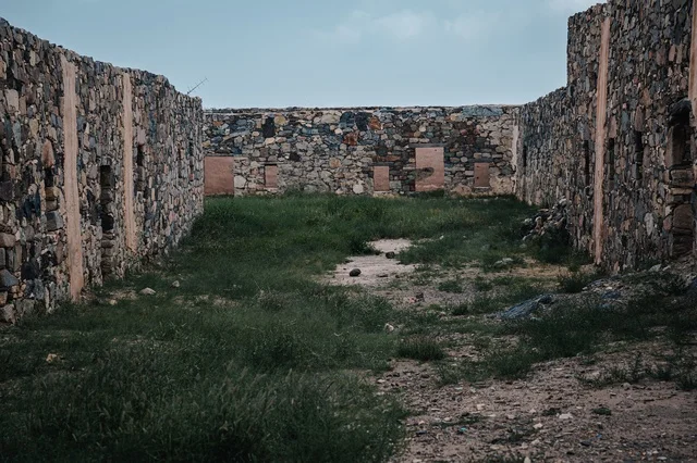 السور الحجري للقلعه الأثريه التاريخيه في منطقه عسير, جذب السياح من شتى أنحاء العالم, القلعه الحصينة العسكريه في قريه شمسان, المعالم السياحيه التراثيه في مدينه أبها