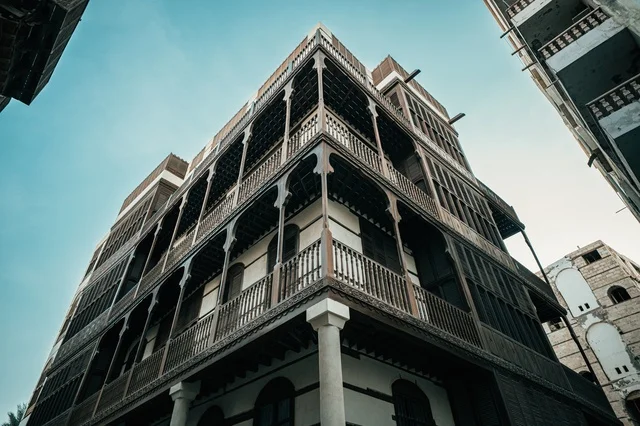 الرواشين القديمه في المدينة التاريخية في جدة، تصميم معماري عربي و إسلامي قديم، البيوت الأثرية في البلد التاريخي في جدة, أماكن سياحية تراثية شعبية في المملكة العربية السعودية