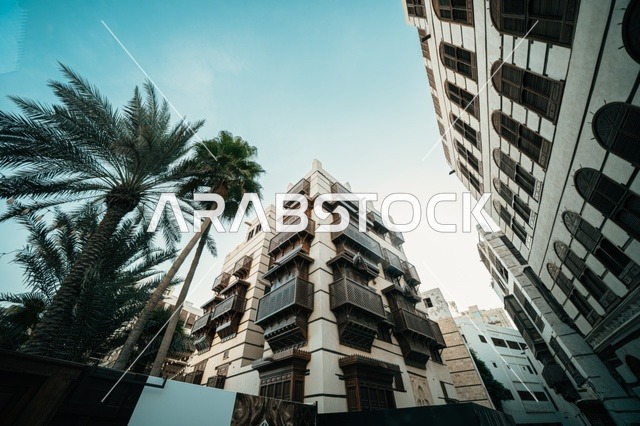 الرواشين القديمه في المدينة التاريخية في جدة، تصميم معماري عربي و إسلامي قديم، البيوت الأثرية في البلد التاريخي في جدة, أماكن سياحية تراثية شعبية في المملكة العربية السعودية