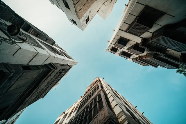 الرواشين القديمه في المدينة التاريخية في جدة، تصميم معماري عربي و إسلامي قديم، البيوت الأثرية في البلد التاريخي في جدة, أماكن سياحية تراثية شعبية في المملكة العربية السعودية