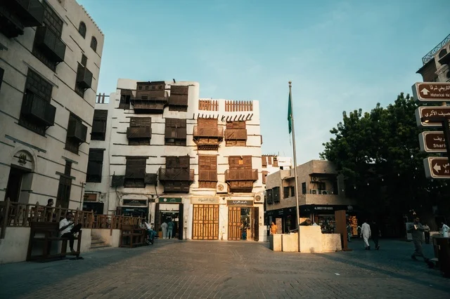 تصميم معماري عربي و إسلامي قديم، الرواشين القديمه في المدينة التاريخية في جدة، البيوت الأثرية في البلد التاريخي في جدة, أماكن سياحية تراثية شعبية في المملكة العربية السعودية