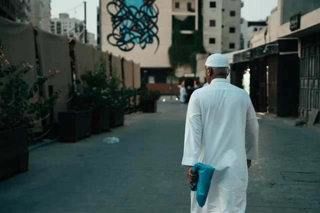 تجول المواطنين في الأحياء القديمة، المعالم التاريخية في جدة، المحلات التجارية في حواري البلد التاريخي في مدينة جدة في المملكة العربية السعودية ، التصميم المعماري العربي القديم للمباني الأثرية