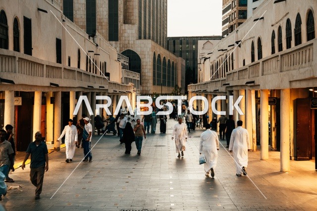 تجول المواطنين في الأحياء القديمة، المعالم التاريخية في جدة، المحلات التجارية في حواري البلد التاريخي في مدينة جدة في المملكة العربية السعودية ، التصميم المعماري العربي القديم للمباني الأثرية