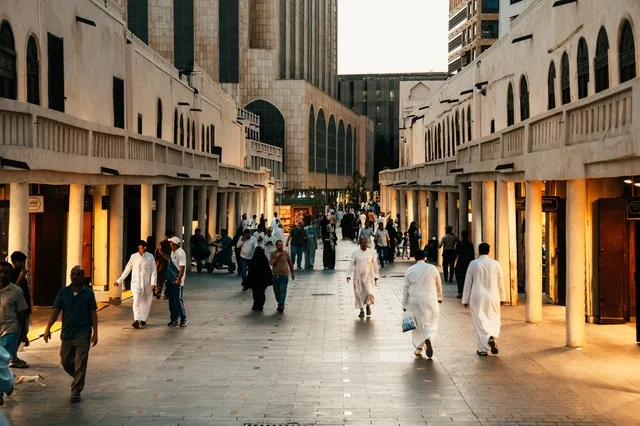 تجول المواطنين في الأحياء القديمة، المعالم التاريخية في جدة، المحلات التجارية في حواري البلد التاريخي في مدينة جدة في المملكة العربية السعودية ، التصميم المعماري العربي القديم للمباني الأثرية