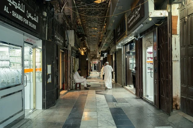 المعالم التاريخية في جدة، المحلات التجارية في حواري البلد التاريخي في مدينة جدة في المملكة العربية السعودية ، التصميم المعماري العربي القديم للمباني الأثرية، تجول المواطنين في الأحياء القديمة