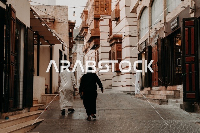 المعالم التاريخية في جدة، المحلات التجارية في حواري البلد التاريخي في مدينة جدة في المملكة العربية السعودية ، التصميم المعماري العربي القديم للمباني الأثرية، تجول المواطنين في الأحياء القديمة
