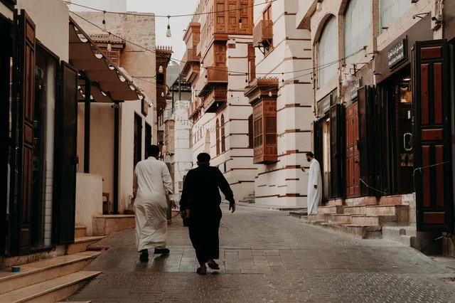 المعالم التاريخية في جدة، المحلات التجارية في حواري البلد التاريخي في مدينة جدة في المملكة العربية السعودية ، التصميم المعماري العربي القديم للمباني الأثرية، تجول المواطنين في الأحياء القديمة