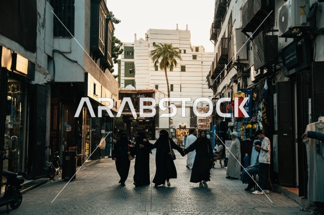 المعالم التاريخية في جدة، المحلات التجارية في حواري البلد التاريخي في مدينة جدة في المملكة العربية السعودية ، التصميم المعماري العربي القديم للمباني الأثرية، تجول المواطنين في الأحياء القديمة