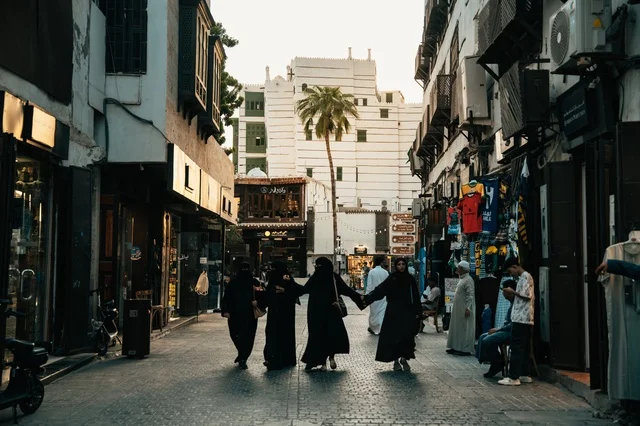 المعالم التاريخية في جدة، المحلات التجارية في حواري البلد التاريخي في مدينة جدة في المملكة العربية السعودية ، التصميم المعماري العربي القديم للمباني الأثرية، تجول المواطنين في الأحياء القديمة