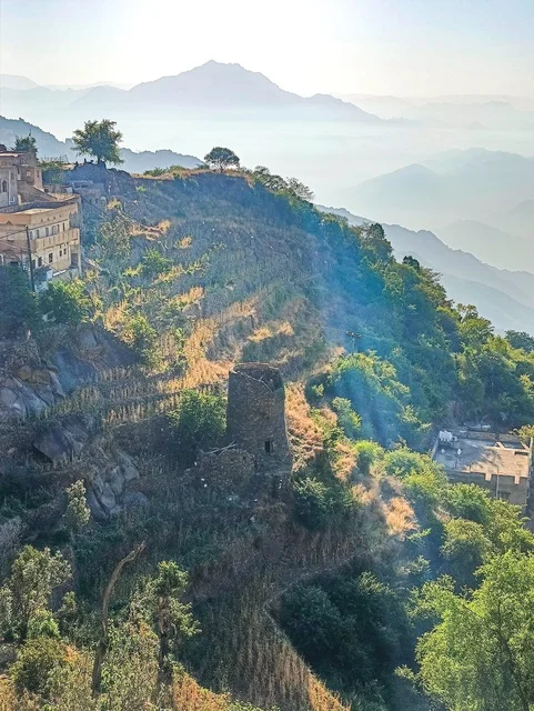 Old houses on the slopes of the Al-Fifa Mountains, green plants and trees, the Al-Fifa Mountains in Jazan, southern Saudi Arabia, famous tourist spots in Saudi Arabia, mountains and highlands, the natural backdrop in Jazan.