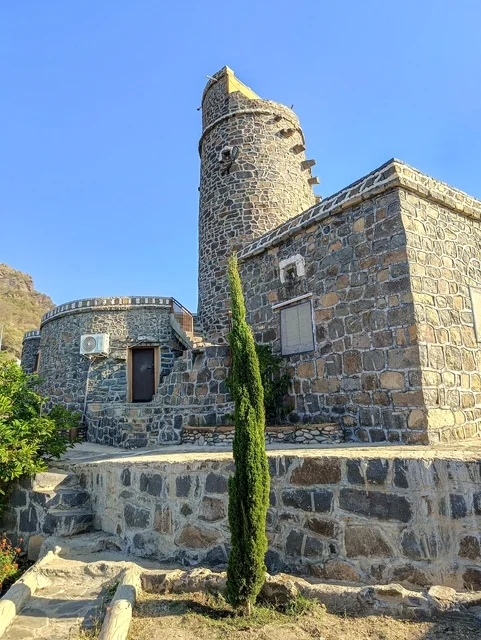 النباتات الخضراء والاشجار , بيوت قديمة على سفح جبال الفيفاء،جبال الفيفاء في جازان جنوب المملكة العربية السعودية، الاماكن السياحية المشهورة في السعودية, الجبال والمرتفعات الجبلية, خلفية الطبيعة في جازان