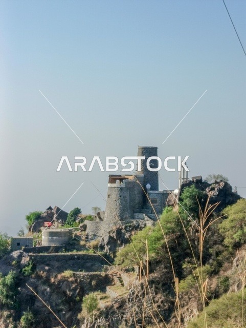 النباتات الخضراء والاشجار , بيوت قديمة على سفح جبال الفيفاء،جبال الفيفاء في جازان جنوب المملكة العربية السعودية، الاماكن السياحية المشهورة في السعودية, الجبال والمرتفعات الجبلية, خلفية الطبيعة في جازان