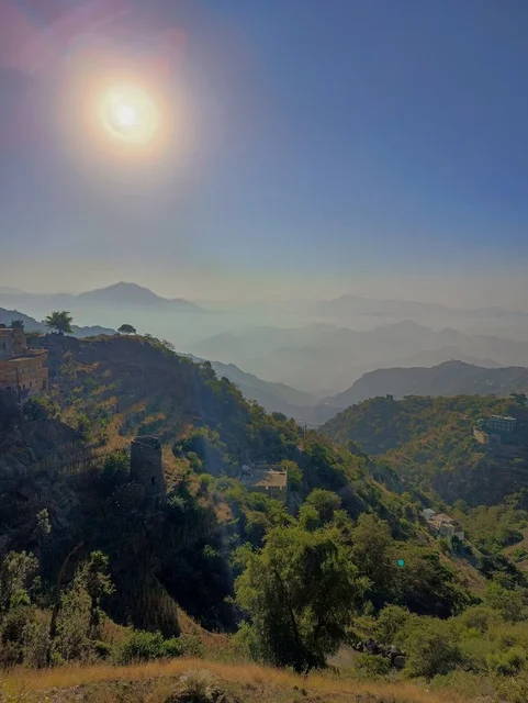 أماكن ومعالم سياحية طبيعية، الأشجار والنباتات ومساحات الطبيعة الخضراء، المدرجات الزراعية على السفوح الجبلية، جبال فيفاء في جازان جنوب المملكة العربية السعودية، القمم والمرتفعات الصخرية، البيوت والمباني السكنية