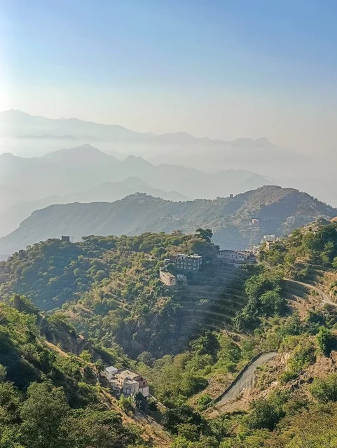 أماكن ومعالم سياحية طبيعية، الأشجار والنباتات ومساحات الطبيعة الخضراء، المدرجات الزراعية على السفوح الجبلية، جبال فيفاء في جازان جنوب المملكة العربية السعودية، القمم والمرتفعات الصخرية، البيوت والمباني السكنية