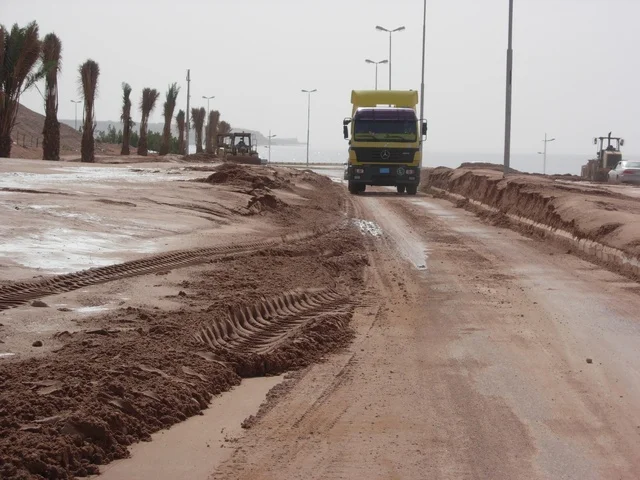 سيول مياه الامطار محافظة حقل في المملكة العربية السعودية ، صورة لإنهيار وانجراف جوانب الطرق في مدينة تبوك ، معالم تبوك , مناظر طبيعيه