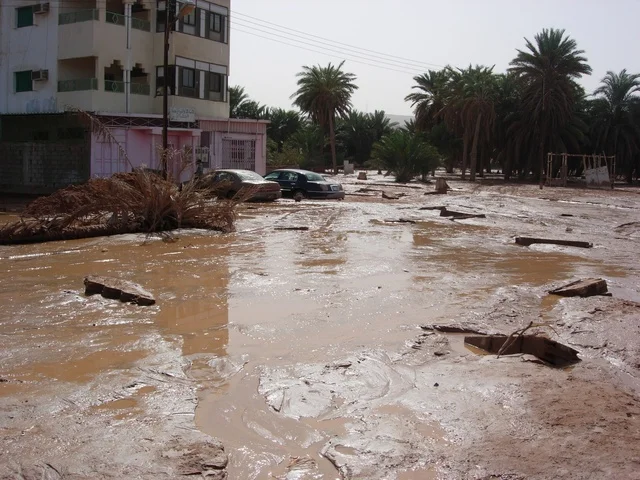 سيول مياه الامطار محافظة حقل في المملكة العربية السعودية ، صورة لإنهيار وانجراف جوانب الطرق في مدينة تبوك ، معالم تبوك , مناظر طبيعيه