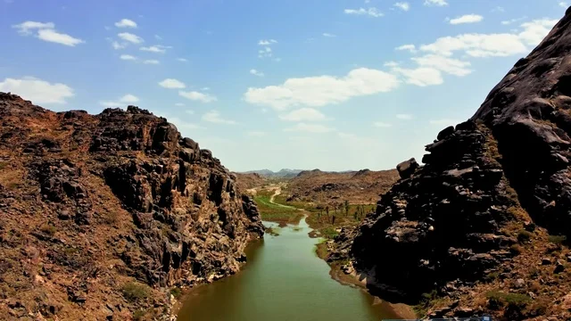 مجري وادي المسيرق في خيبر الجنوب ، منطقة عسير ، الطبيعة الجبلية القاسية ، القمم والمرتفعات والتضاريس ، معالم تاريخية اثرية بالمملكة العربية السعودية، خلفية الطبيعة