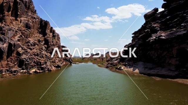 مجري وادي المسيرق في خيبر الجنوب ، منطقة عسير ، الطبيعة الجبلية القاسية ، القمم والمرتفعات والتضاريس ، معالم تاريخية اثرية بالمملكة العربية السعودية، خلفية الطبيعة