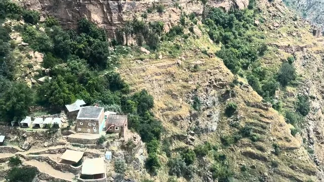 المباني والبيوت الحجرية التراثية، مناطق وأماكن سياحية مشهورة, المدرجات الزراعية فى قرية الحبلة فى أبها جنوب المملكة العربية السعودية،  القمم الجبلية والمرتفعات في منطقة عسير, معالم السياحة في المملكة, البيئة الطبيعيه الجبلية