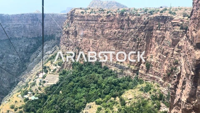 مناطق وأماكن سياحية مشهورة, المباني والبيوت الحجرية التراثية، تصوير بانورامي للمنحدرات فى قرية الحبلة فى أبها جنوب المملكة العربية السعودية،  القمم الجبلية والمرتفعات في منطقة عسير, معالم السياحة في المملكة, البيئة الطبيعيه الجبلية