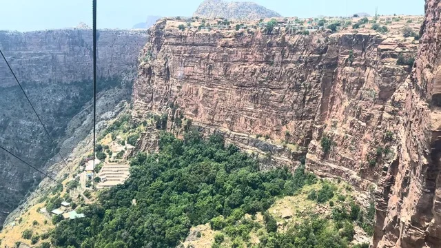 مناطق وأماكن سياحية مشهورة, المباني والبيوت الحجرية التراثية، تصوير بانورامي للمنحدرات فى قرية الحبلة فى أبها جنوب المملكة العربية السعودية،  القمم الجبلية والمرتفعات في منطقة عسير, معالم السياحة في المملكة, البيئة الطبيعيه الجبلية