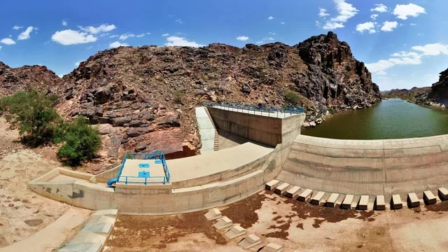 تصوير بانورامي لهيكل سد وادي المسيرق في خيبر الجنوب ، منطقة عسير ، الطبيعة الجبلية القاسية ،منطقة لتخزين المياه،  القمم والمرتفعات والتضاريس ، معالم تاريخية اثرية بالمملكة العربية السعودية، خلفية الطبيعة