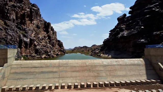 هيكل سد وادي المسيرق في خيبر الجنوب ، منطقة عسير ، الطبيعة الجبلية القاسية ،منطقة لتخزين المياه، القمم والمرتفعات والتضاريس ، معالم تاريخية اثرية بالمملكة العربية السعودية، خلفية الطبيعة