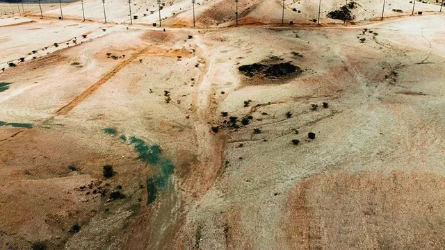 معالم سياحية بالمملكة العربية السعودية، صورة لجبل الصايرة البيضاء  وسط الرمال في محافظة بيشة ،جبل الكوارتز فى منطقة عسير ، الطبيعة الجبلية ، القمم والمرتفعات والتضاريس ، خلفية الطبيعة