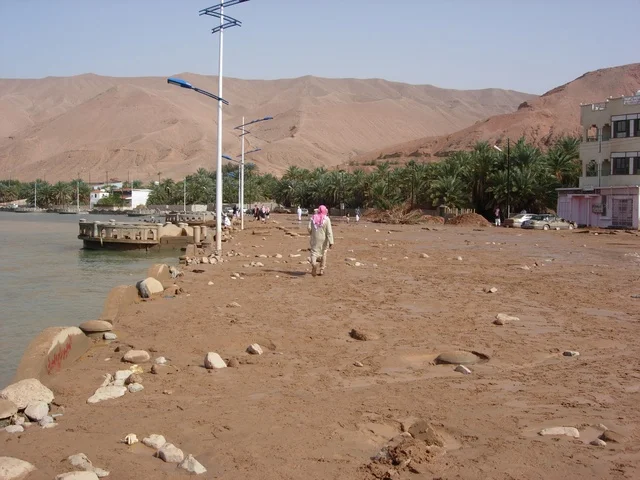 سيول مياه الامطار محافظة حقل في المملكة العربية السعودية ، صورة لتراكم الرمال والحجارة على الرصيف والجلسات البحرية في مدينة تبوك ، معالم تبوك , مناظر طبيعيه