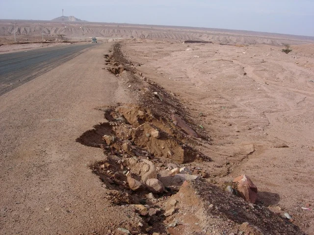تحديد اتجاهات السيل ، صورة لطبوغرافية الارض في مدينة تبوك ، معالم تبوك ,  سيول مياه الامطار محافظة حقل في المملكة العربية السعودية ،مناظر طبيعيه