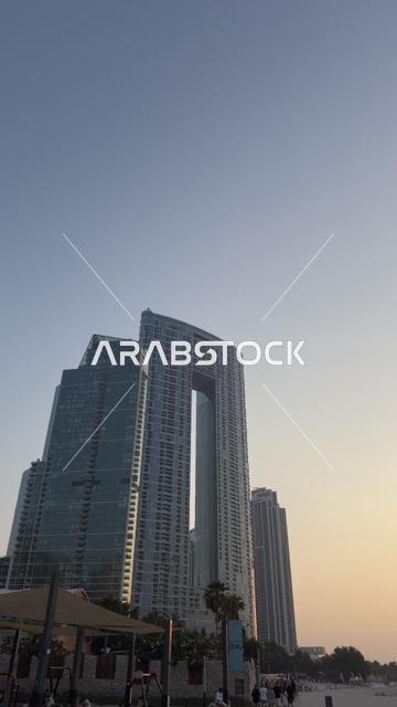 الفن الهندسي المعماري للمنشآت ، معالم دبي السياحية، التقدم والنمو والتوسع العمراني، صورة للطرقات والشوارع ، الأبراج وناطحات السحاب في دولة الإمارات العربية المتحدة