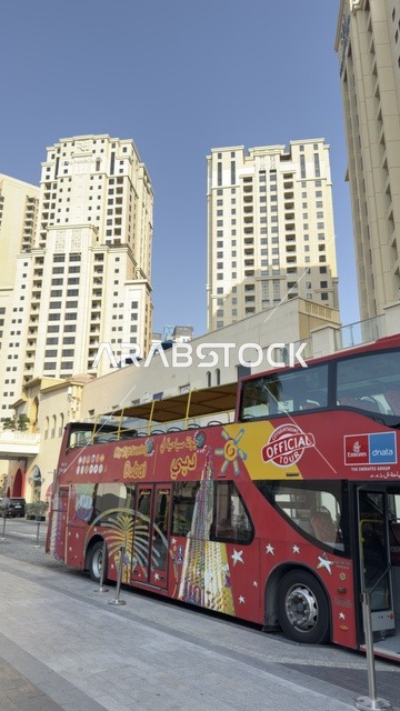 الفن الهندسي المعماري للمنشآت ، معالم دبي السياحية، التقدم والنمو والتوسع العمراني، صورة لحركة مرور السيارات فى الطرقات والشوارع ، الأبراج وناطحات السحاب في دولة الإمارات العربية المتحدة