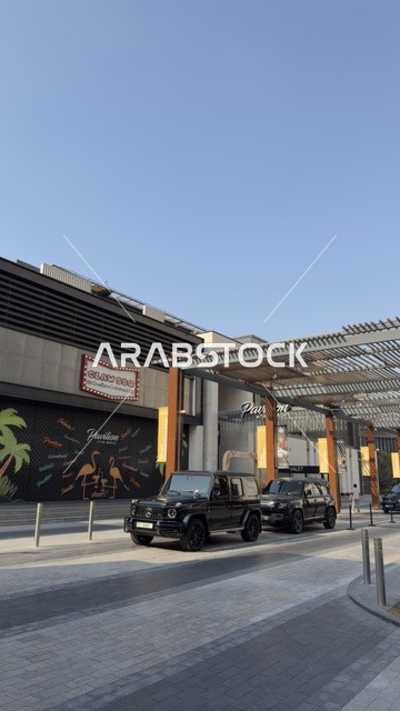 الفن الهندسي المعماري للمنشآت ، معالم دبي السياحية، التقدم والنمو والتوسع العمراني، صورة لحركة مرور السيارات فى الطرقات والشوارع ، الأبراج وناطحات السحاب في دولة الإمارات العربية المتحدة