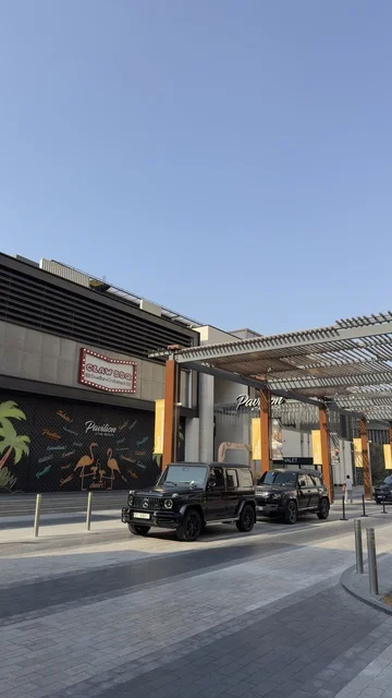 الفن الهندسي المعماري للمنشآت ، معالم دبي السياحية، التقدم والنمو والتوسع العمراني، صورة لحركة مرور السيارات فى الطرقات والشوارع ، الأبراج وناطحات السحاب في دولة الإمارات العربية المتحدة