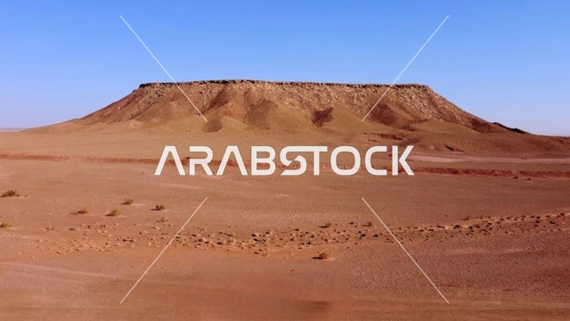 المناظر الطبيعية والرمال الذهبية الناعمة في الصحراء، جبل ذو قمة مسطحة، التضاريس الصحراوية الطبيعية ، القمم والمرتفعات الجبلية , خلفية الطبيعة