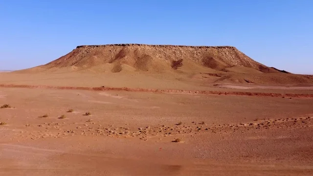 المناظر الطبيعية والرمال الذهبية الناعمة في الصحراء، جبل ذو قمة مسطحة، التضاريس الصحراوية الطبيعية ، القمم والمرتفعات الجبلية , خلفية الطبيعة