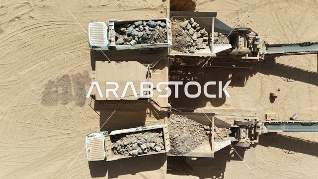 الاعتماد على الآلات والمعدات الثقيلة في أعمال البناء، جرافات ضخمة تعمل في الحفر ورفع الأنقاض والأتربة في موقع العمل،مهنة ووظيفة هندسية صناعية في السعودية، مفهوم الهندسة المعمارية والإنشاءات، تحسين البنية التحتية لإقامة المباني والمشاريع الحديثة في مدينة الرياض